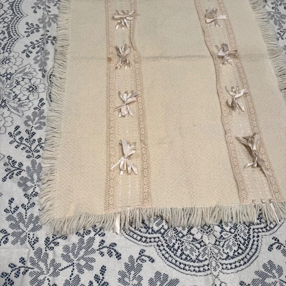 Branigan Weavers Cream Wool Baby Blanket Heirloom Lace‎ Ribbon Bows Fringed Edge